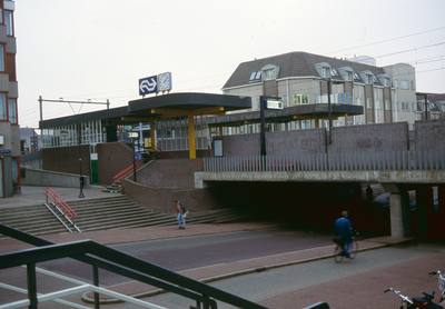 883893 Gezicht op het N.S.-station Houten aan het Onderdoor te Houten.